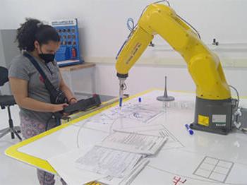 高中生在Forward Center暑期机器人项目中操作FANUC机器人